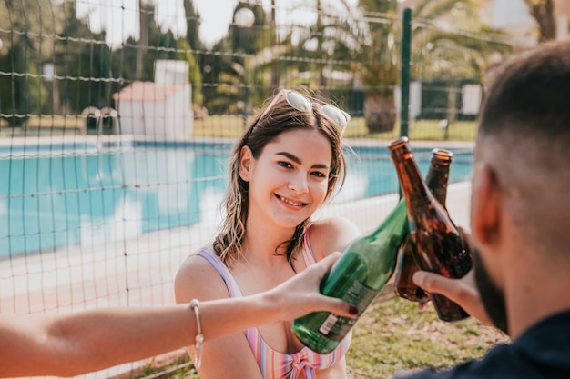 Concepto de amistad y verano con amigos brindando