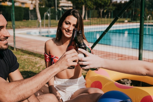 Foto gratuita concepto de amistad y verano con cerveza