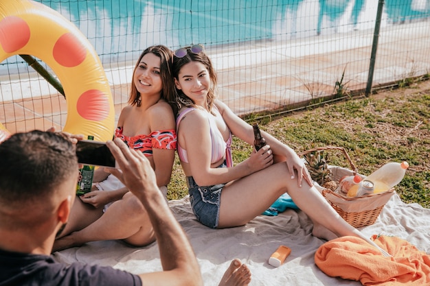 Concepto de amistad y verano con hombre haciendo foto