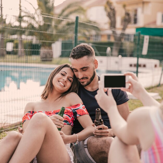 Concepto de amistad y verano con pareja joven