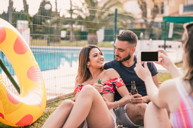 Concepto de amistad y verano con pareja