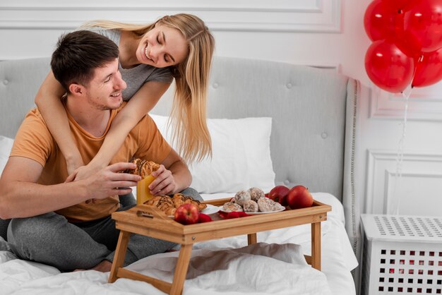 Concepto de amor con desayuno en la cama