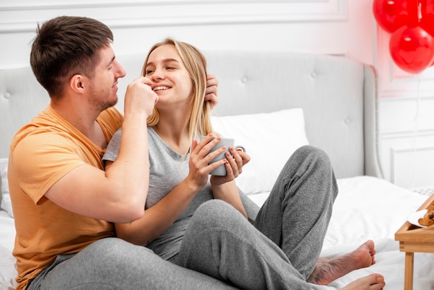 Concepto de amor con la feliz pareja en la cama