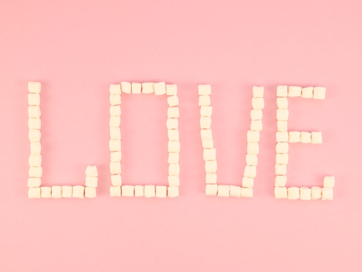 Foto gratuito concepto de amor hecho de dulces