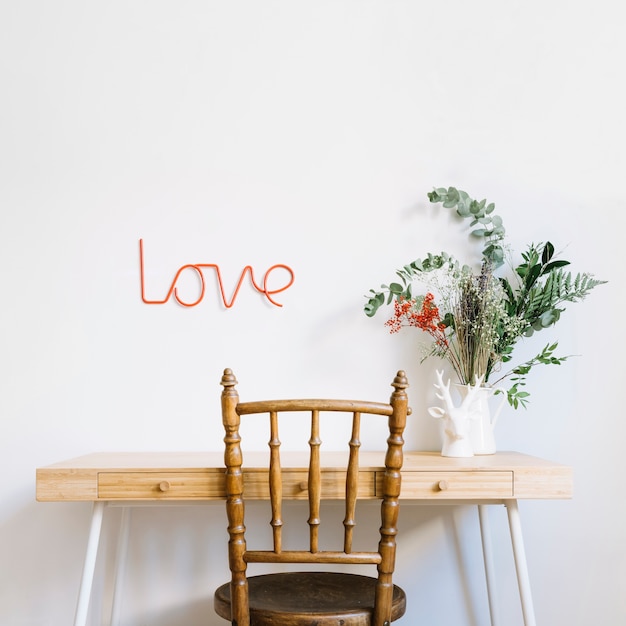 Concepto de amor con mesa decorativa