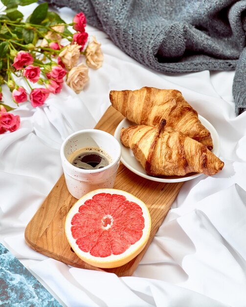 El concepto de amor en la mesa con desayuno