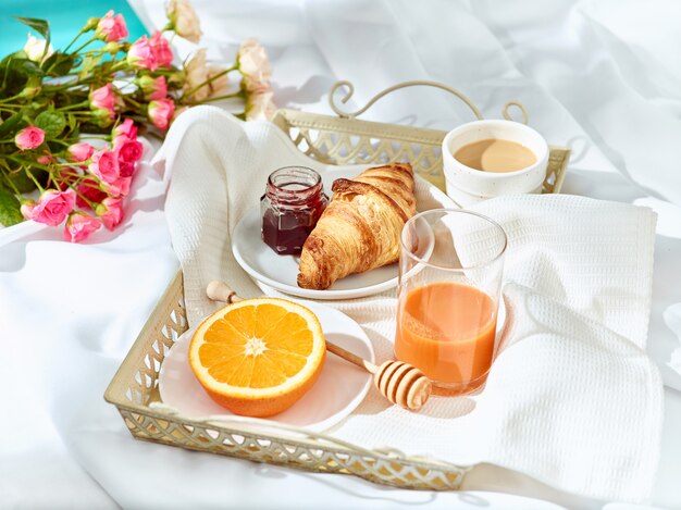El concepto de amor en la mesa con desayuno