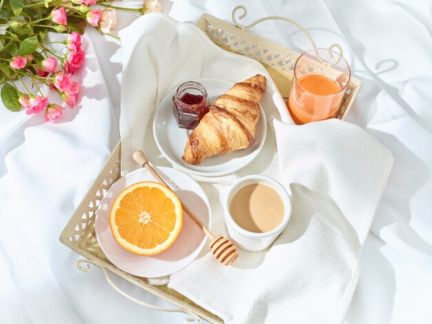 El concepto de amor en la mesa con desayuno