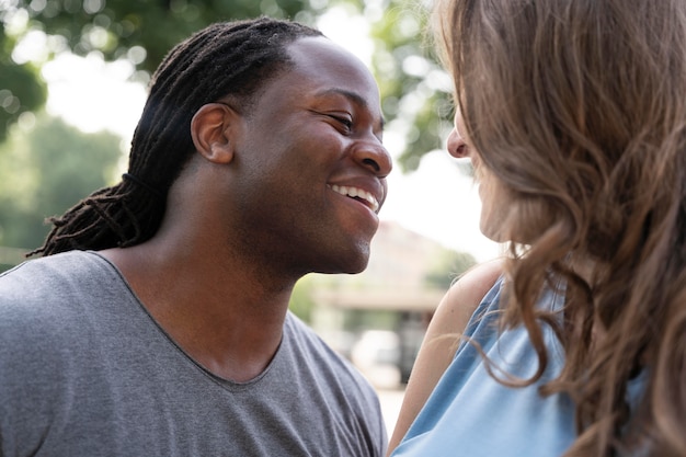 Concepto de amor con pareja feliz pasar tiempo juntos