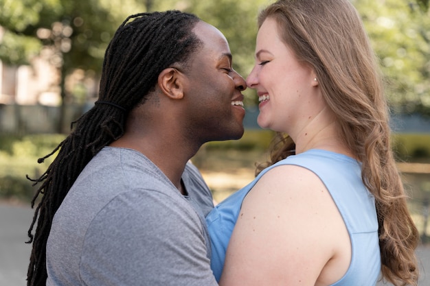 Concepto de amor con pareja feliz pasar tiempo juntos