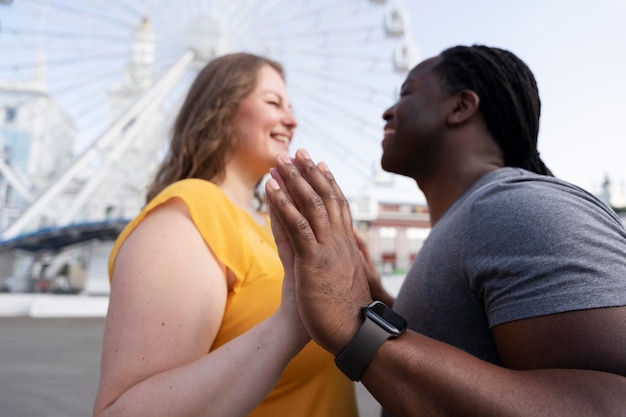 Concepto de amor con pareja feliz pasar tiempo juntos