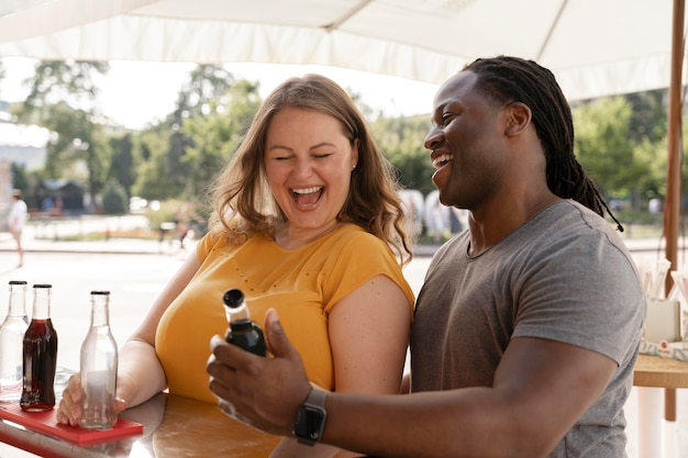 Foto gratuita concepto de amor con pareja feliz pasar tiempo juntos