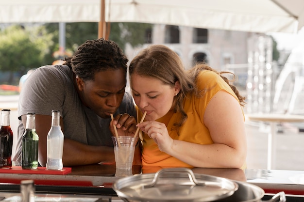 Concepto de amor con pareja feliz pasar tiempo juntos