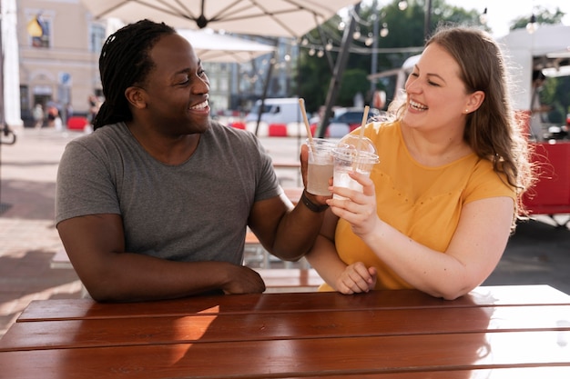 Foto gratuita concepto de amor con pareja feliz pasar tiempo juntos