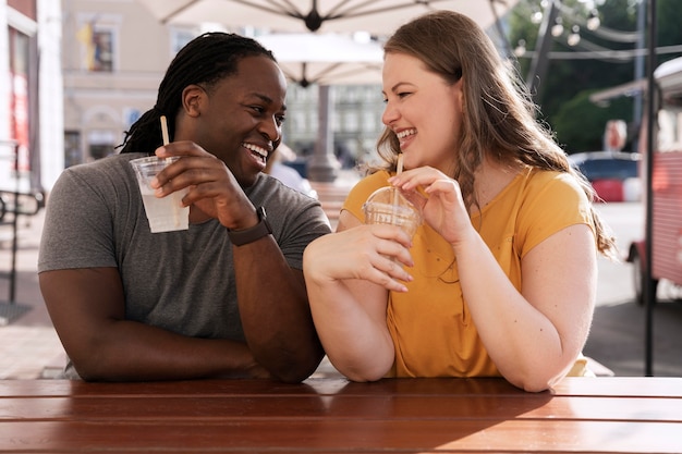 Concepto de amor con pareja feliz pasar tiempo juntos