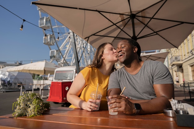 Concepto de amor con pareja feliz pasar tiempo juntos