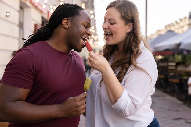 Concepto de amor con pareja feliz pasar tiempo juntos