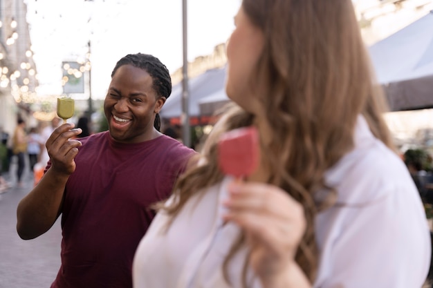 Concepto de amor con pareja feliz pasar tiempo juntos