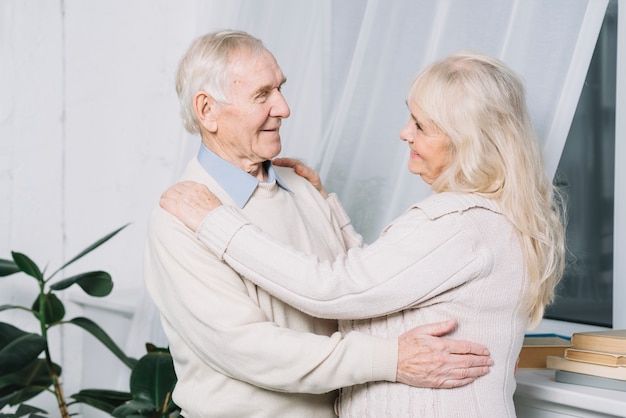 Foto gratuita concepto de amor con pareja mayor