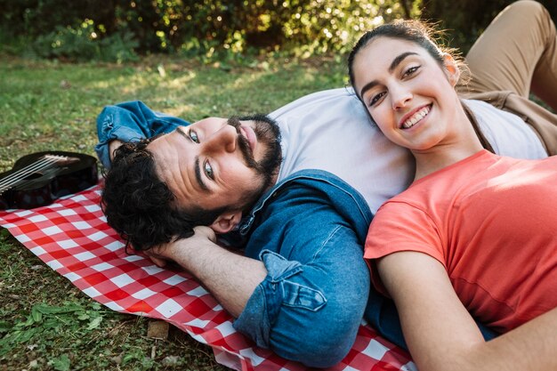 Concepto de amor y picnic con pareja relajada