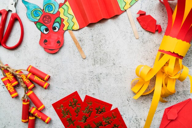 Concepto de año nuevo chino con artesanía de papel