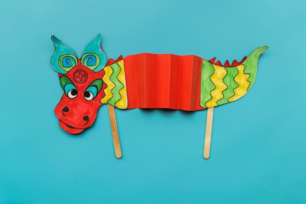 Concepto de año nuevo chino con dragón hecho a mano