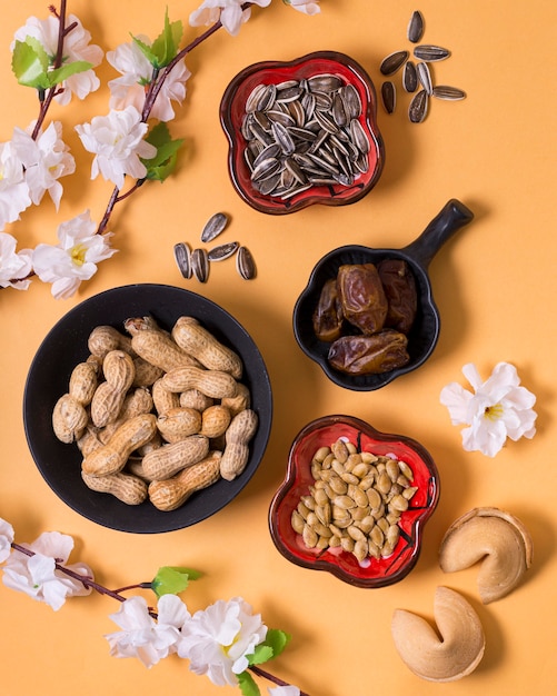 Foto gratuita concepto de año nuevo chino con galletas de la fortuna