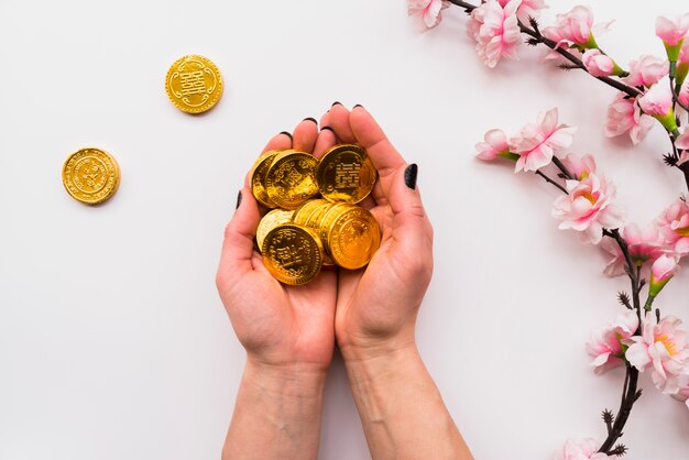 Concepto de año nuevo chino con manos sujetando monedas