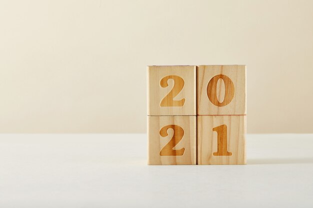Concepto de año nuevo - cubos de madera con números 2021