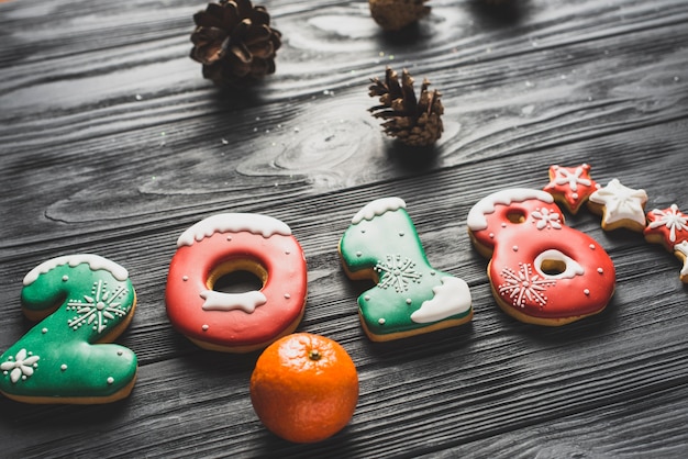 Foto gratuita concepto de año nuevo con números en textura de madera