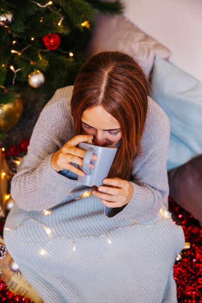 Concepto de árbol de navidad y té con mujer