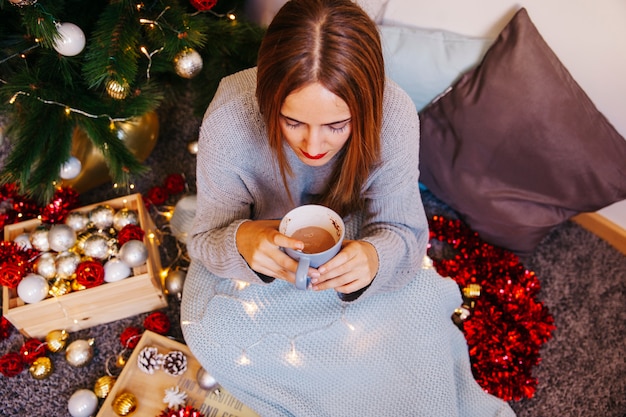 Foto gratuita concepto de árbol de navidad y té