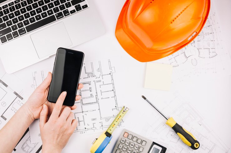 Foto gratuito concepto de arquitectura con plan de edificio y smartphone