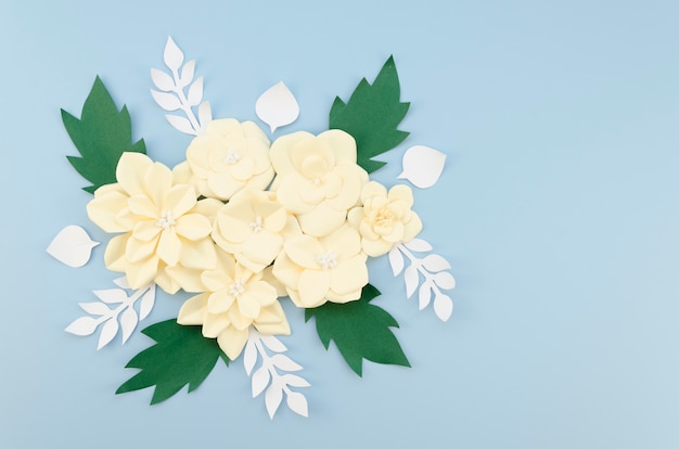 Concepto de arte con creación de flores de papel