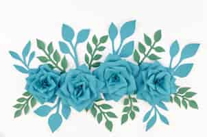 Foto gratuita concepto de arte con flores de papel azul