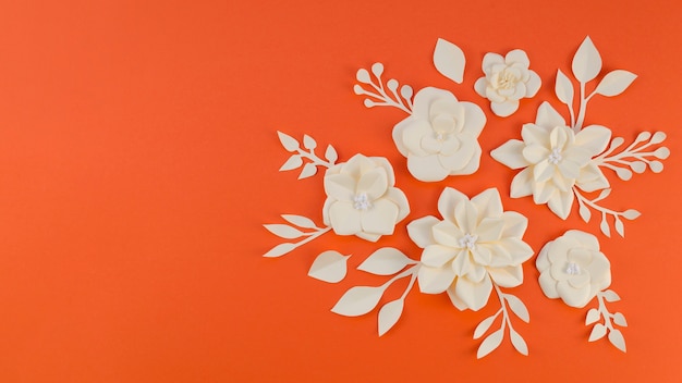 Foto gratuita concepto de arte con flores de papel y espacio de copia