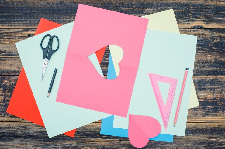 Foto gratuito concepto de artesanía con lápices, tijeras, regla, papel sobre fondo de madera plana lay