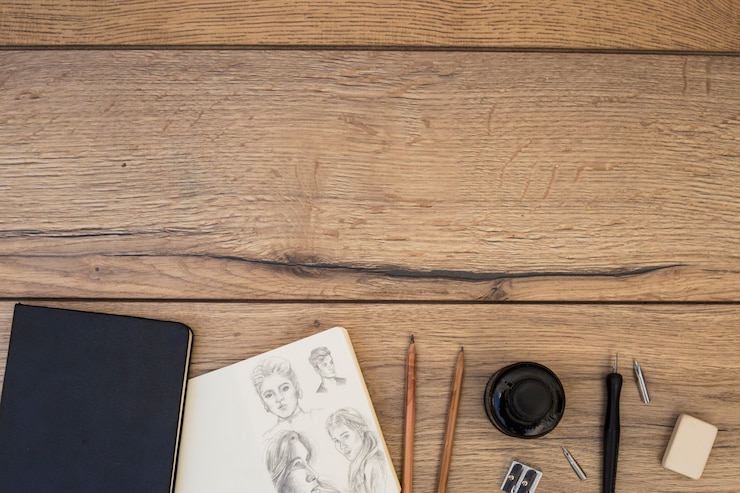 Foto gratuito concepto de artista con cuaderno y lápices