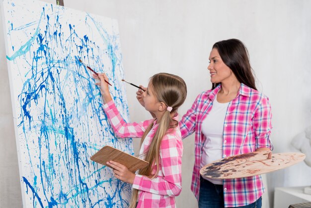Concepto de artista con madre e hija