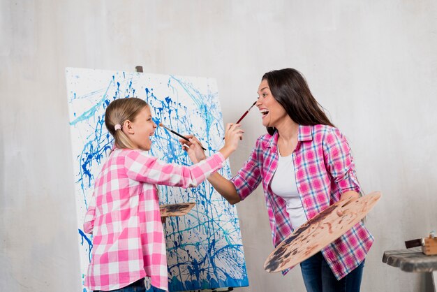 Concepto de artista con madre e hija