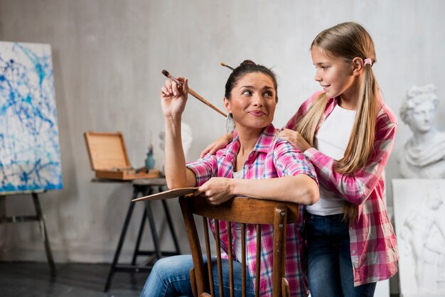 Concepto de artista con madre e hija