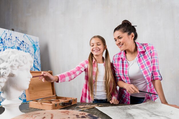 Concepto de artista con madre e hija