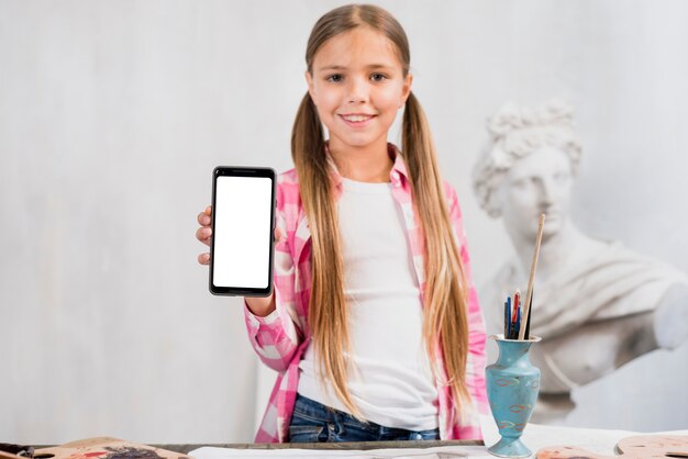 Concepto de artista con niña enseñando smartphone