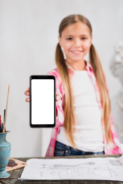 Concepto de artista con niña enseñando smartphone