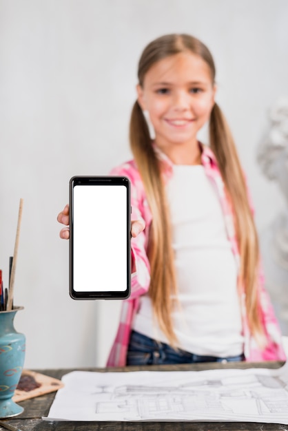 Concepto de artista con niña enseñando smartphone