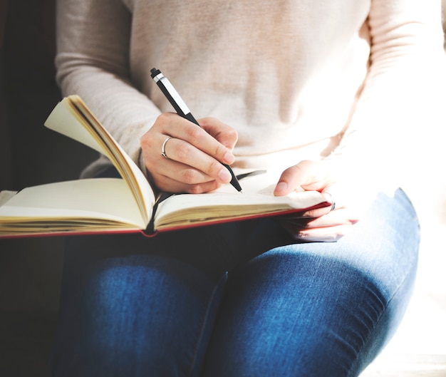 Foto gratuita concepto asiático del diario del cuaderno de la escritura de la señora