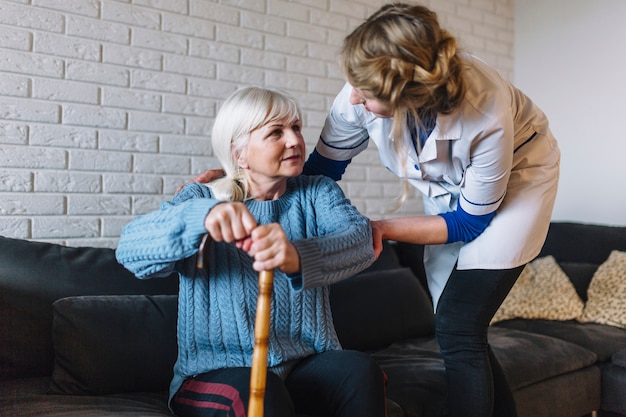 Concepto de asilo de ancianos con enfermera y mujer