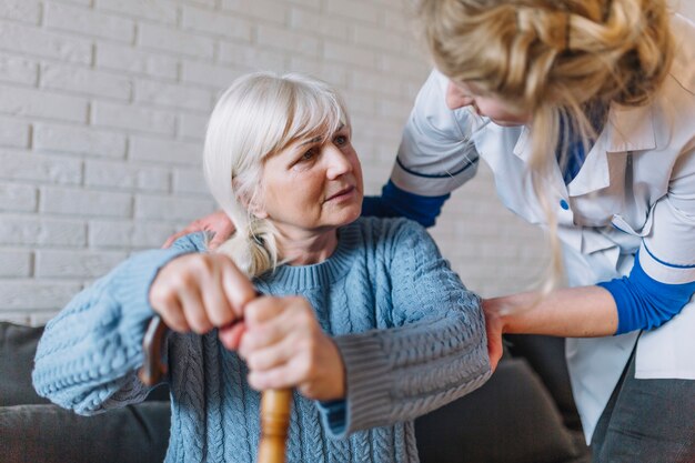 Concepto de asilo de ancianos con enfermera