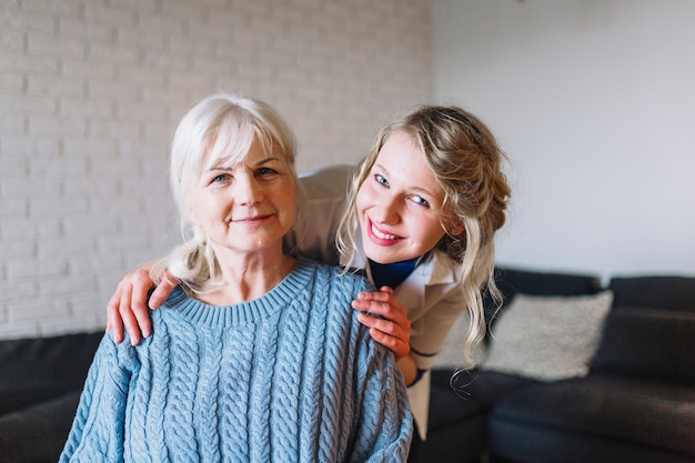 Concepto de asilo de ancianos con personas felices