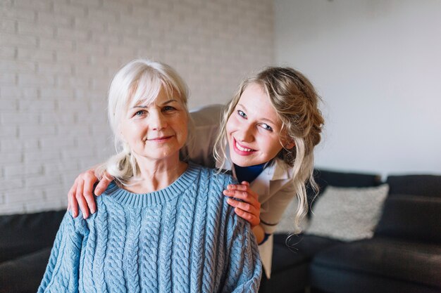 Concepto de asilo de ancianos con personas felices